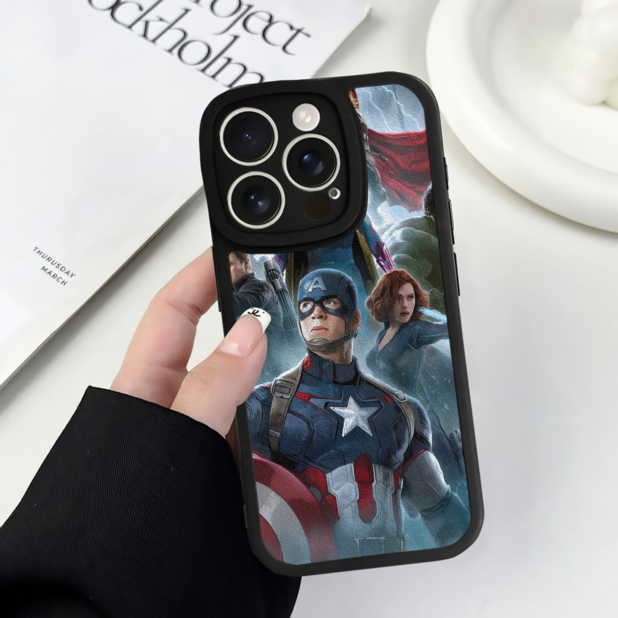（画像用） アベンジャーズ The Avengers 【iPhone 16シリーズ対応】シリコンスマホケース（レザー調） 材質：シリコン